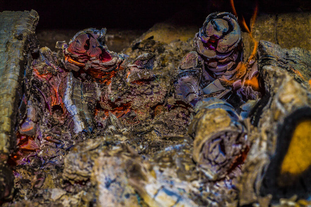 Embers y leña ardiente en la estufa
 - Foto, imagen