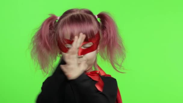 Vtipné dítě dívka v kostýmu a maska hraje super hrdina. Národní den superhrdinů - Záběry, video