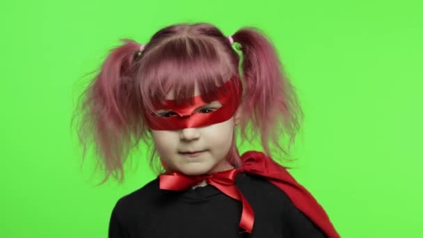 Enfant drôle fille en costume et masque joue super héros. Journée nationale des super-héros
 - Séquence, vidéo