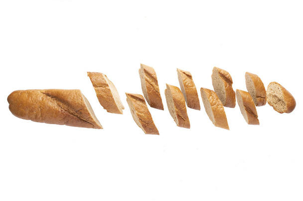 Нарізаний хліб ізольований на білому тлі. Зверху видно шматки хліба. Вид зверху
 - Фото, зображення