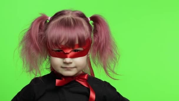 Забавна дівчинка в костюмах і масках грає супергероя. Національний день супергероя
 - Кадри, відео