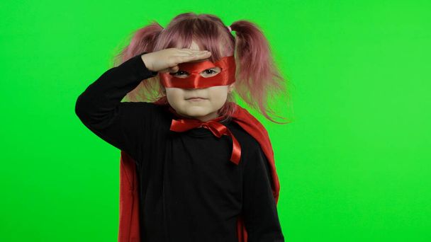 Ragazza divertente bambino in costume e maschera gioca super eroe. Giornata nazionale dei supereroi
 - Foto, immagini