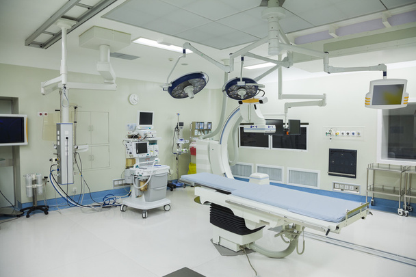 Salle d'opération avec équipement chirurgical
 - Photo, image