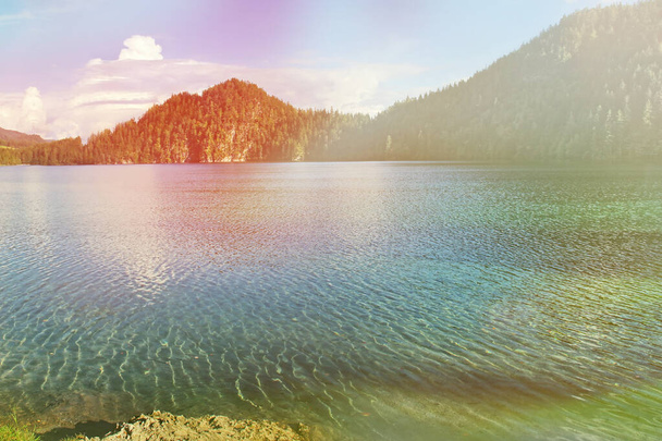 Panoráma egy gyönyörű tó a hegyekben - Fotó, kép