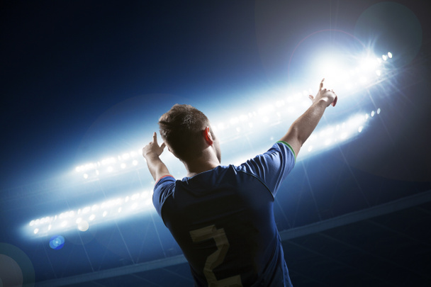 ποδοσφαιριστής με χέρια υψωμένα επευφημίες - Φωτογραφία, εικόνα