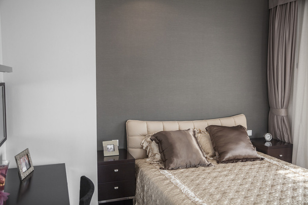 Bright, modern bedroom with beige bedspread - Foto, Bild
