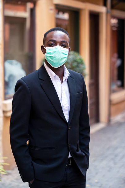 Afrikkalainen liikemies, jolla on lääketieteellinen naamio suojaamaan koronavirukselta tai covid-19
 - Valokuva, kuva