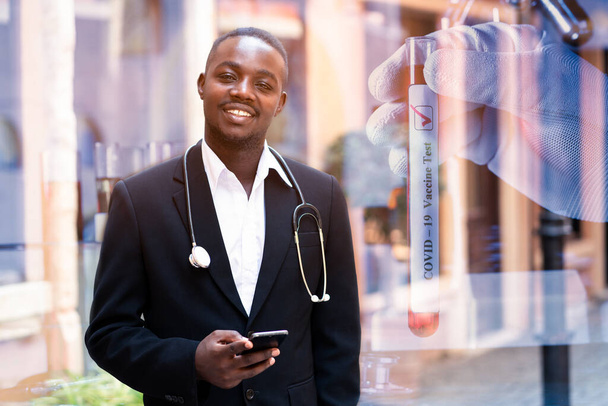Διπλή έκθεση αφρικανός γιατρός, επιστήμονας πείραμα εμπειρογνωμοσύνης χαμογελώντας και κρατώντας ένα smartphone με miceoscope ιός δοκιμής και φαρμακευτική ιατρική σε γυάλινο σωλήνα - Φωτογραφία, εικόνα