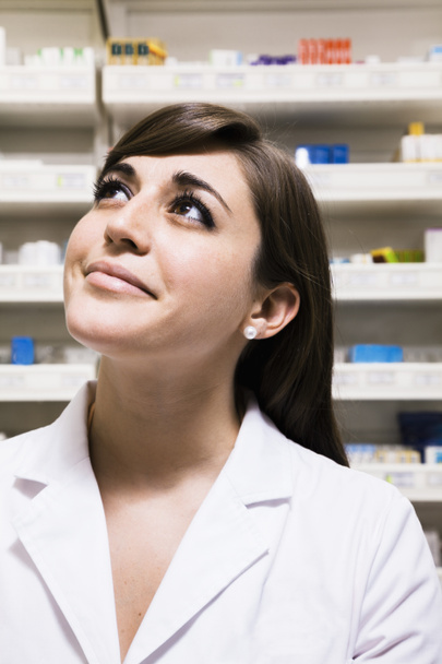 Farmacéutico buscando en una farmacia
 - Foto, Imagen