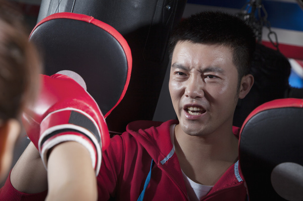 Обучение боксу на диване с ученицей
 - Фото, изображение