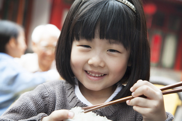 kleines Mädchen isst Reis - Foto, Bild