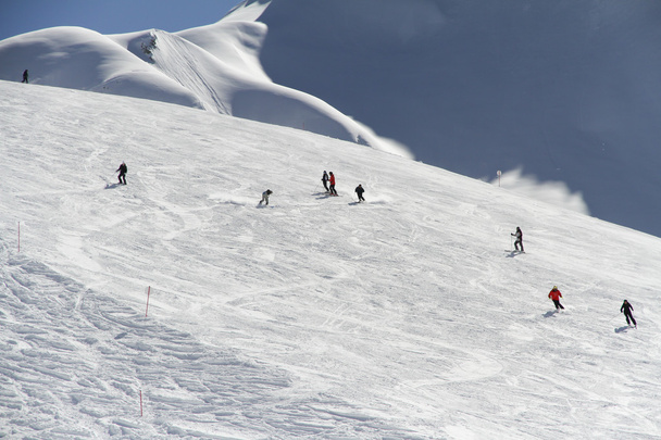 Esquiadores bajando la pista en la estación de esquí
 - Foto, Imagen