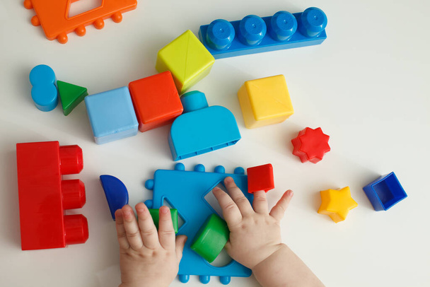 Children playing with montessori toys, educational toys, arranging and sorting colors and sizes. - Foto, imagen