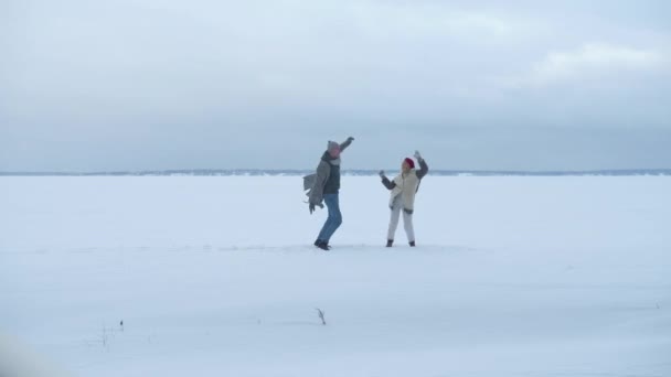 A srác és a lány táncolnak a jégen. - Felvétel, videó