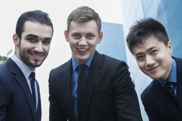 trzy uśmiechający się przedsiębiorców na zewnątrz - Zdjęcie, obraz