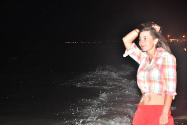 Kumda ve gece manzarasında bir kız, - Fotoğraf, Görsel