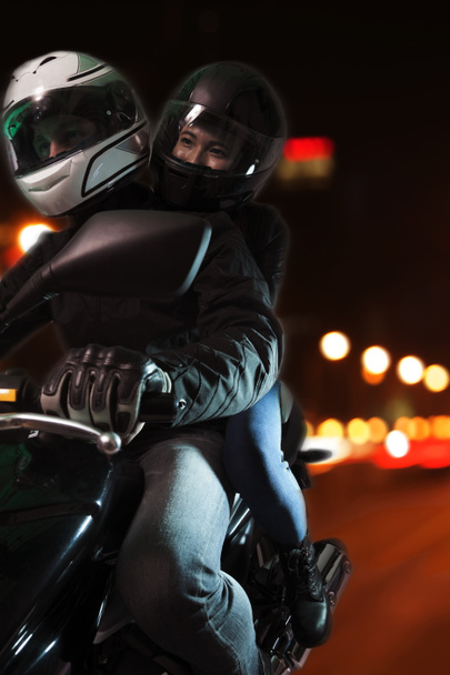 Casal andar de moto à noite
 - Foto, Imagem