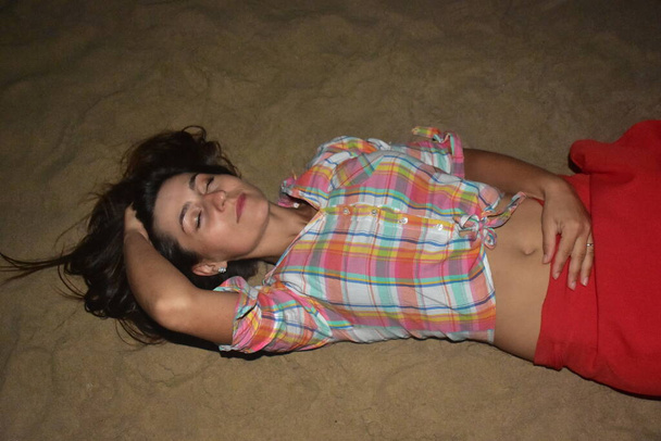 девушка в песке и ночном пейзаже
, - Фото, изображение