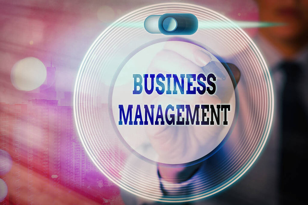 Konzeptionelle Handschrift, die Business Management zeigt. Geschäftsfotos mit der Aufsicht über die Koordinierung des Geschäftsbetriebs. - Foto, Bild