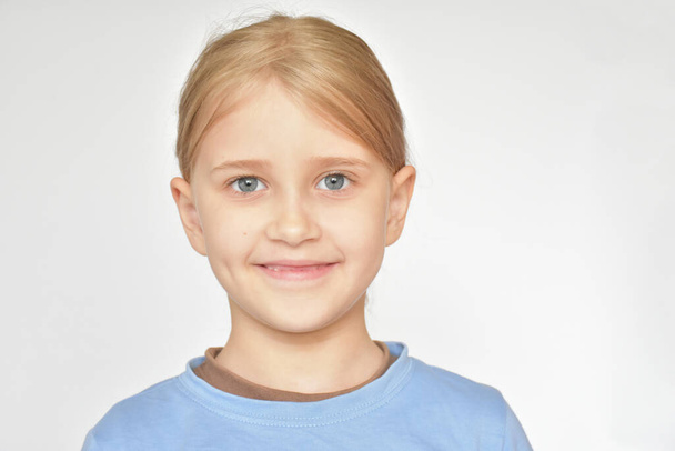 πορτρέτο του ένα ξανθό κορίτσι σε λευκό φόντο - Φωτογραφία, εικόνα