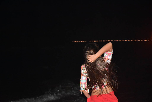 девушка с длинными волосами спины ночью
 - Фото, изображение