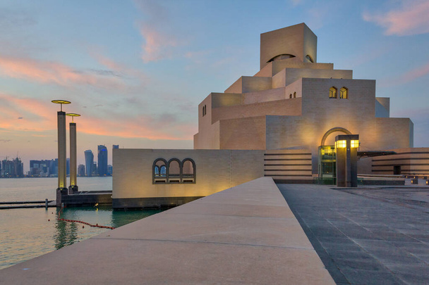 Museum of Islamic Art, Doha, Qatar vista esterna al tramonto con nuvole nel cielo sullo sfondo
 - Foto, immagini