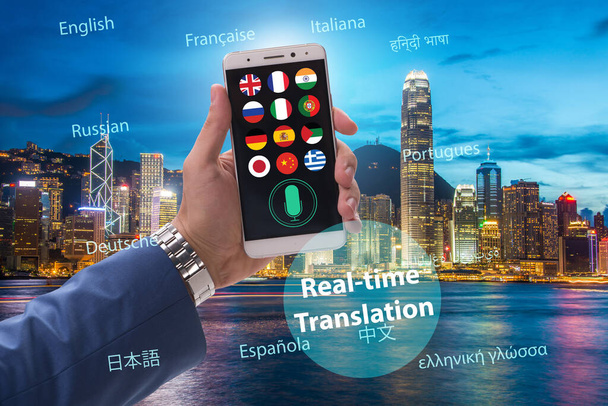 Concetto di traduzione in tempo reale con app per smartphone - Foto, immagini
