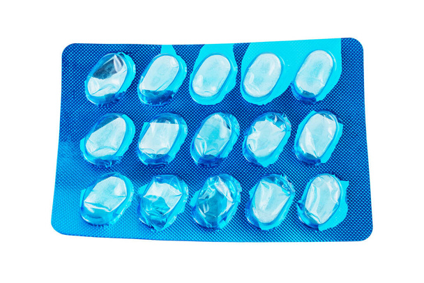 lege blauwe pillen blister geïsoleerd op witte achtergrond - Foto, afbeelding