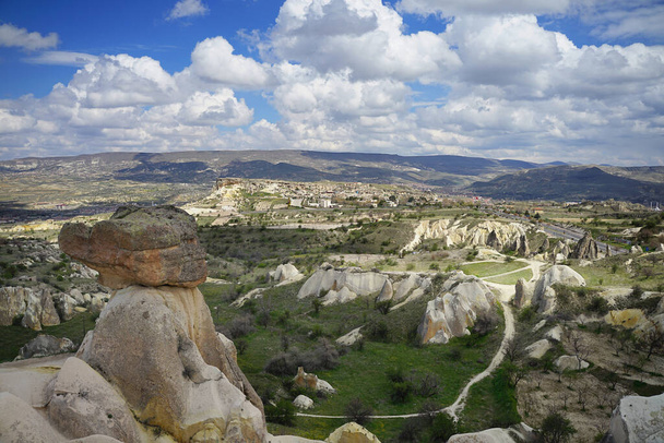  Hautes terres avec ciel bleu et nuages blancs près de Goreme Urgup, Cappadoce, Turquie
 - Photo, image