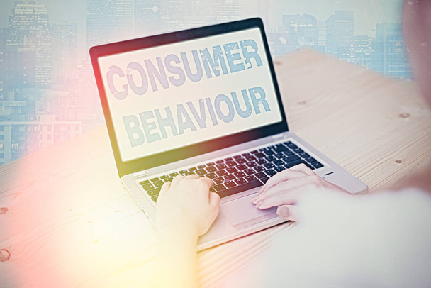 Käsiala tekstiä kirjallisesti Consumer Behaviour. Käsitteen merkitys Päätökset, jotka osoittavat tehdä ostaa tai olla ostamatta tuotetta
. - Valokuva, kuva