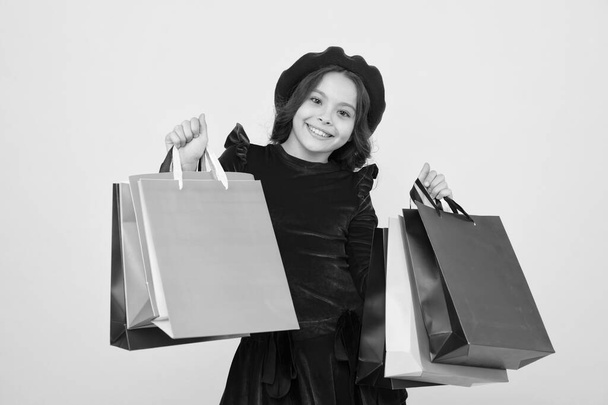 Happy shopping online. big sale in shopping mall. Birthday and christmas presents. International childrens day. small girl child with shopping bags. Thanks for your purchase. Payment method - Φωτογραφία, εικόνα