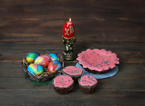 Pranzo di Pasqua ortodosso tradizionale con i cesti pasquali e le uova colorate
 - Foto, immagini
