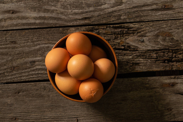 sárga csirke tojás fa asztali asztalon - Fotó, kép