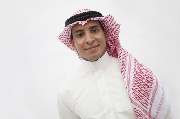 Menino adolescente em roupas árabes tradicionais
 - Foto, Imagem