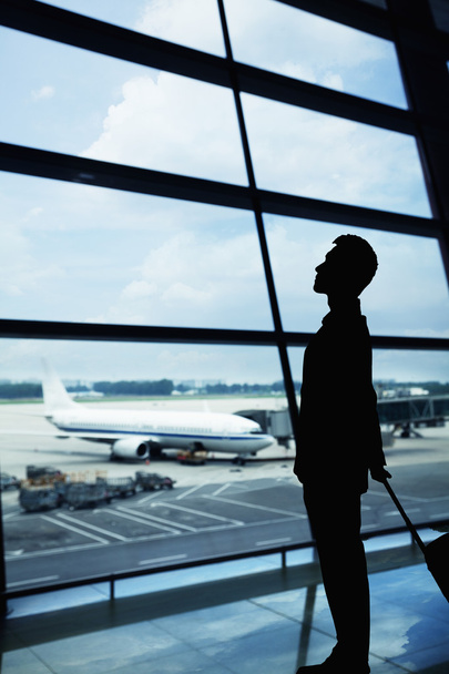 Silueta de hombre de negocios esperando en el aeropuerto
 - Foto, imagen