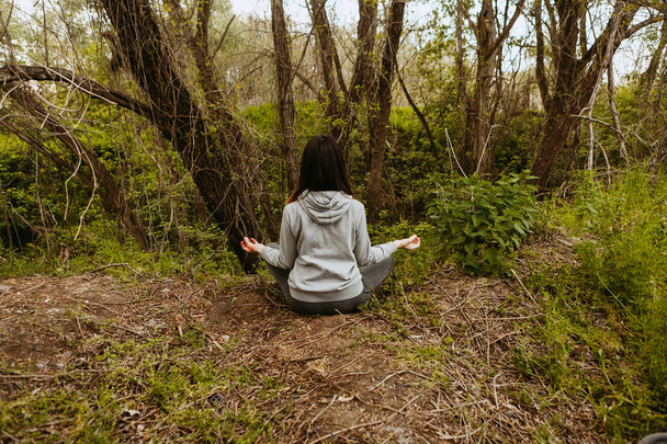 Yoga en la naturaleza, mujer de la salud. Concepto de estilo de vida saludable y relajación
 - Foto, imagen