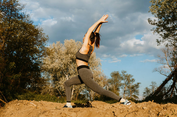 Yoga dans la nature, femme de santé. Concept de mode de vie sain et de détente
 - Photo, image