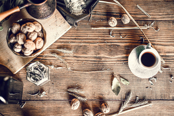 Witte cuo koffie op een rustieke houten tafel - Foto, afbeelding