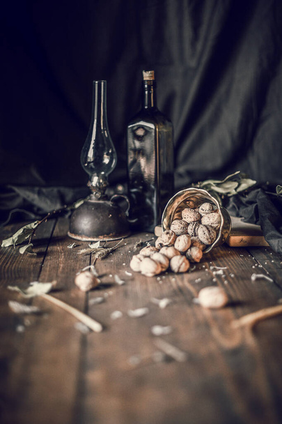 pähkinät puupöydällä mustalla taustalla
 - Valokuva, kuva