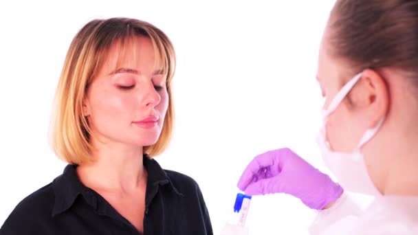 Junger Arzt macht offiziellen Abstrich-Test Covid-19 Coronavirus im Labor - Filmmaterial, Video