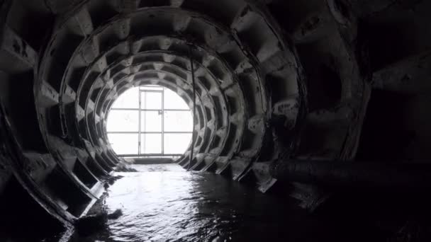 Kanalizasyon kanalizasyon tünelinden çıkın. Şehir kanalizasyon sisteminin beton drenaj tahsildarı - Video, Çekim
