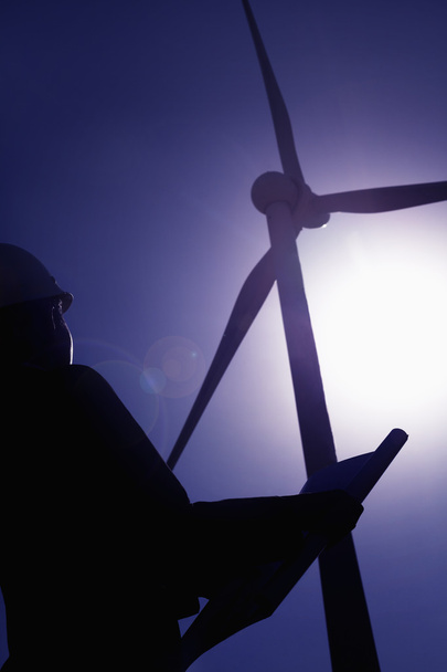 Ingeniero verificando turbinas eólicas en el sitio
 - Foto, imagen