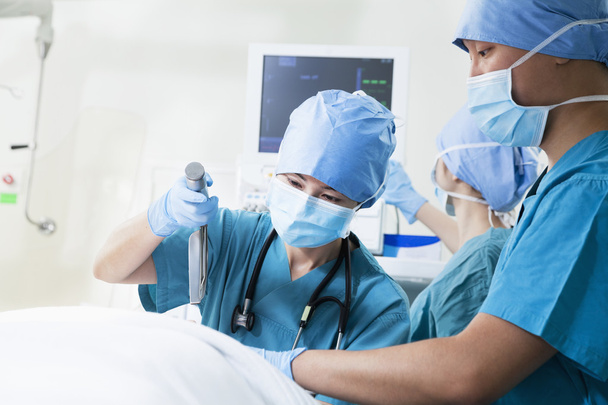 Хирурги работают за операционным столом
 - Фото, изображение