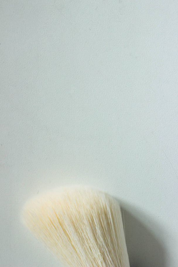 valkoinen meikki harjat valkoisella taustalla
 - Valokuva, kuva
