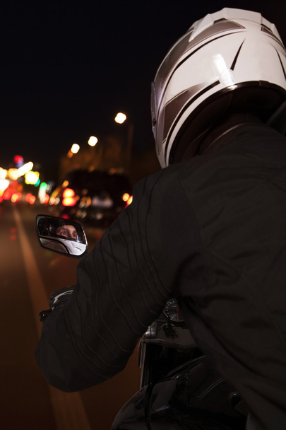 Homme en moto la nuit
 - Photo, image