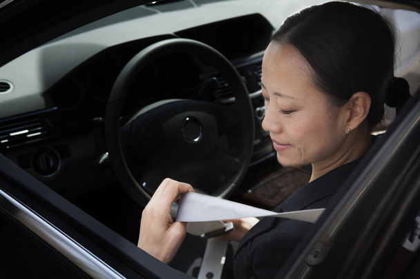 Madura mujer de negocios en el cinturón de seguridad de automóviles
 - Foto, imagen