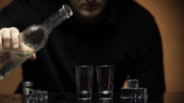 Depressieve wazige man die alleen wodka drinkt in een donkere kamer. Begrip alcoholisme - Video
