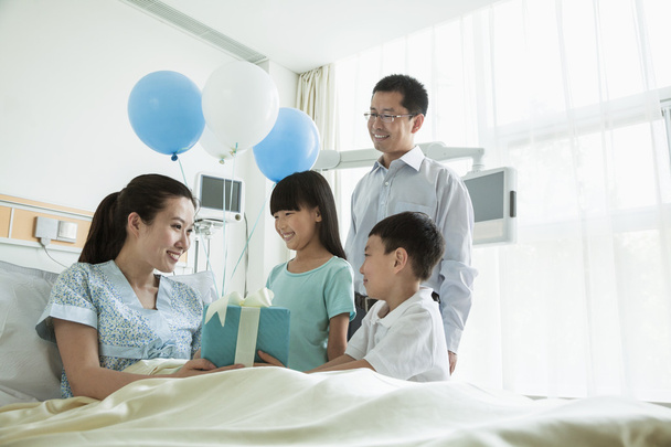Батько і діти відвідують матір в лікарні
 - Фото, зображення
