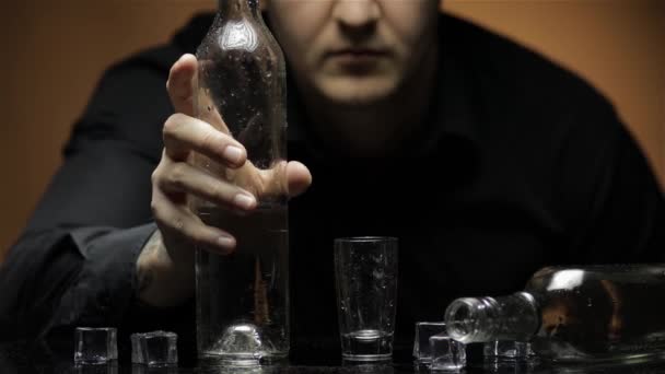 Depressiver verschwommener Mann, der allein Wodka in einem dunklen Raum trinkt. Konzept des Alkoholismus - Filmmaterial, Video