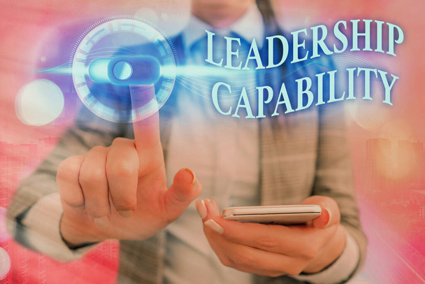 Schrijfbriefje met leiderschapskwaliteiten. Bedrijfsfoto die laat zien wat een Leader kan opbouwen Capaciteit om effectief te leiden. - Foto, afbeelding